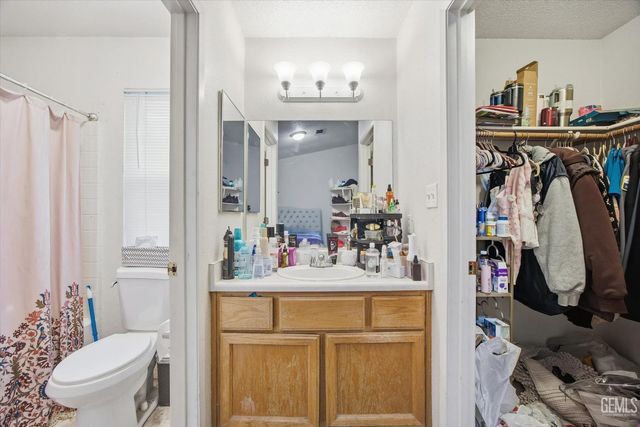 2114 Foxglove Court, Bakersfield, CA 93304