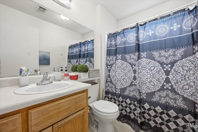 2114 Foxglove Court, Bakersfield, CA 93304