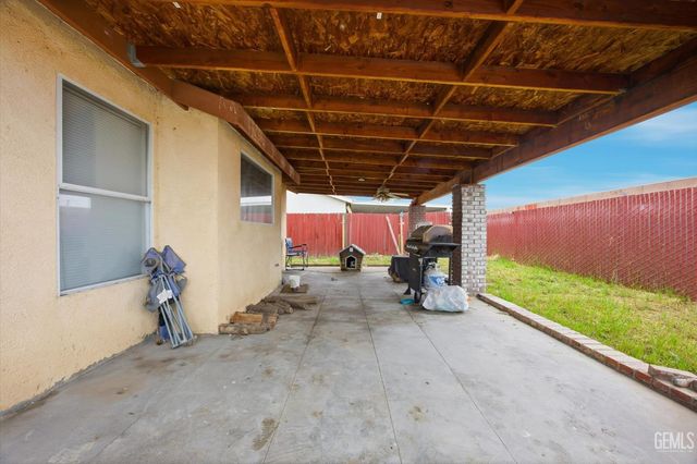 2114 Foxglove Court, Bakersfield, CA 93304