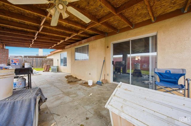 2114 Foxglove Court, Bakersfield, CA 93304