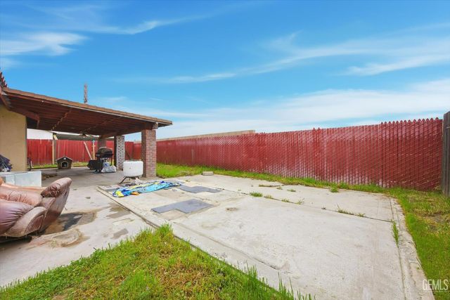 2114 Foxglove Court, Bakersfield, CA 93304