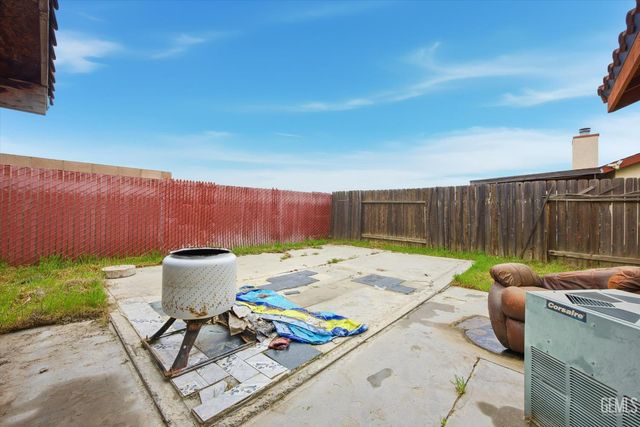 2114 Foxglove Court, Bakersfield, CA 93304