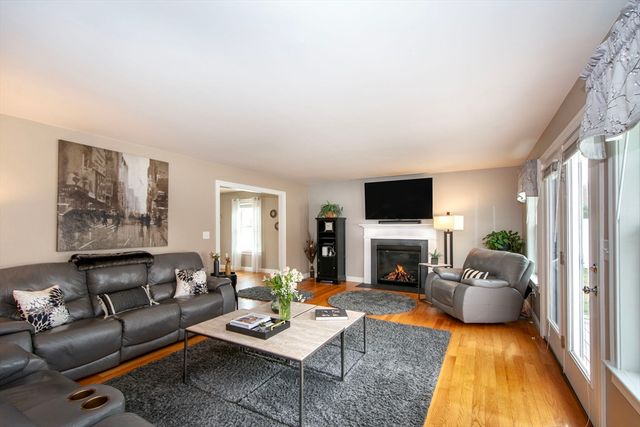 10 Jensen Farm Rd, Braintree, MA 02184