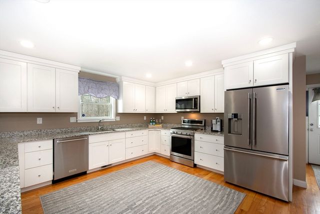 10 Jensen Farm Rd, Braintree, MA 02184