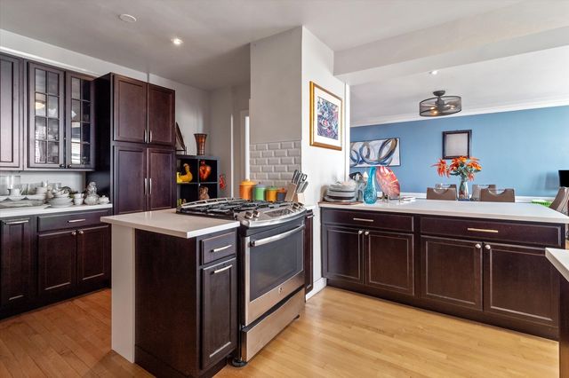 5555 S Everett Avenue C14, Chicago, IL 60637