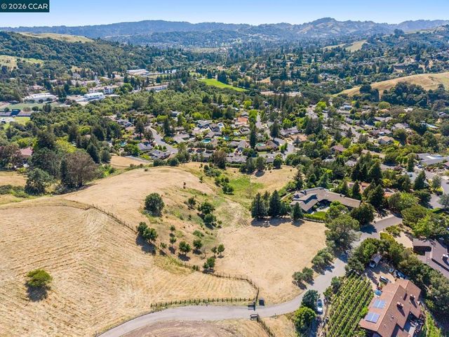 1966 Joseph Dr, Moraga, CA 94556