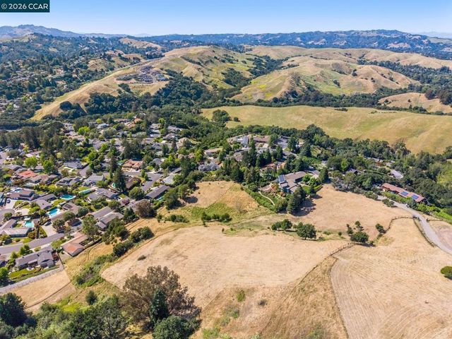 1966 Joseph Dr, Moraga, CA 94556
