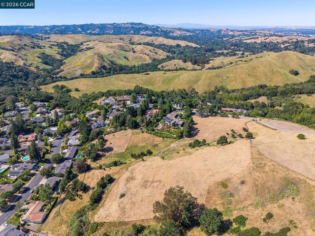 1966 Joseph Dr, Moraga, CA 94556