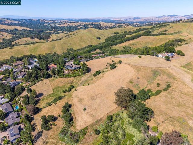 1966 Joseph Dr, Moraga, CA 94556