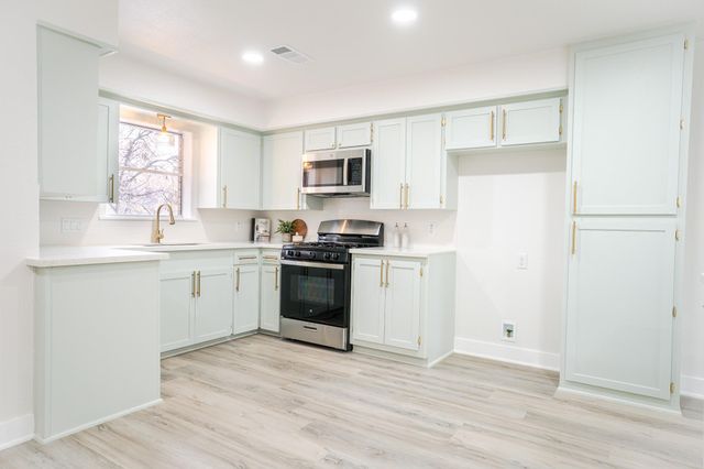 1009 Robinhood, Brenham, TX 77833