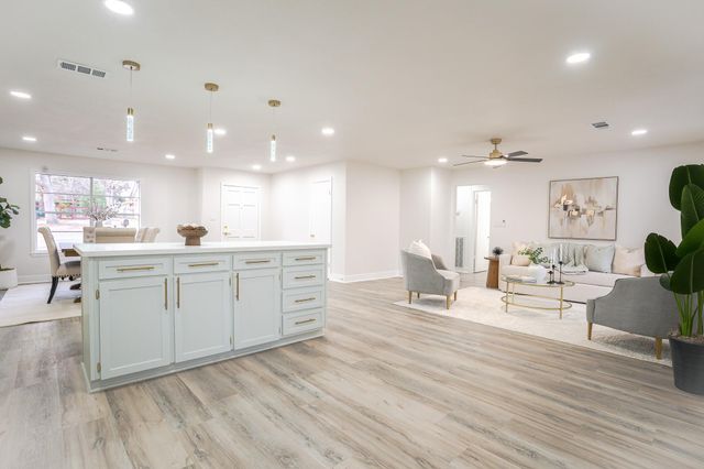 1009 Robinhood, Brenham, TX 77833