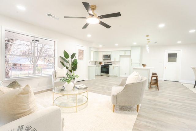 1009 Robinhood, Brenham, TX 77833