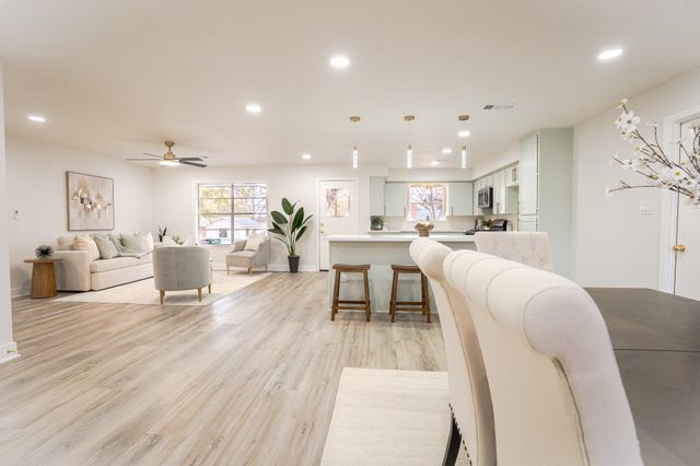 1009 Robinhood, Brenham, TX 77833