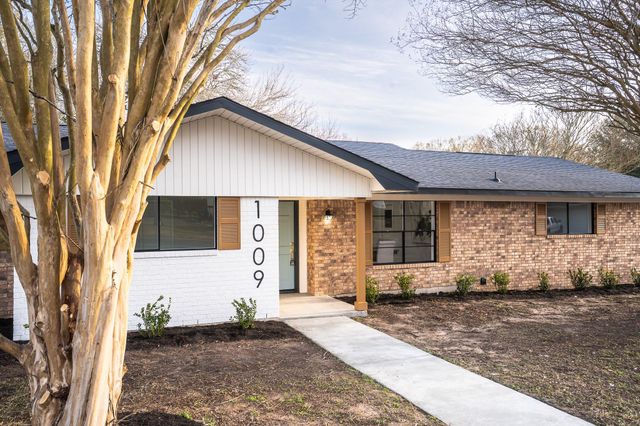 1009 Robinhood, Brenham, TX 77833