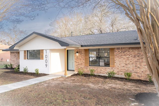 1009 Robinhood, Brenham, TX 77833