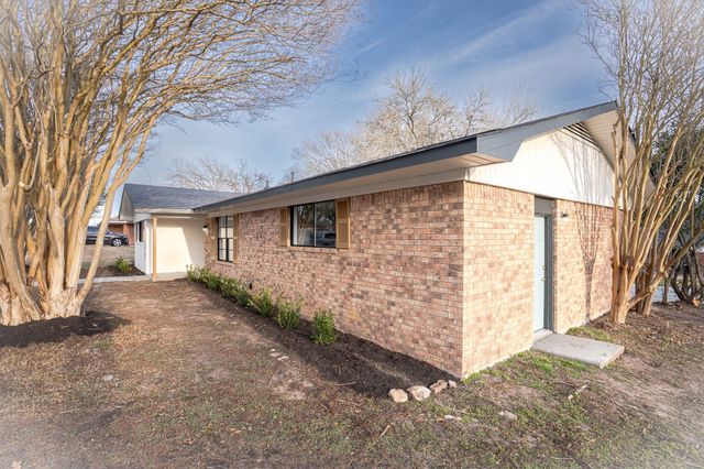1009 Robinhood, Brenham, TX 77833