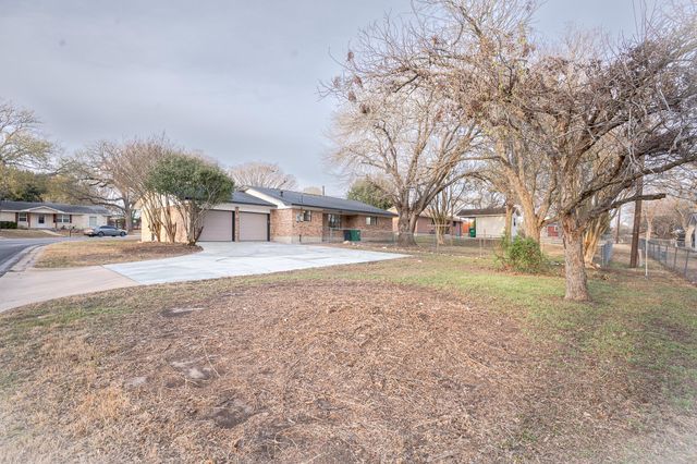 1009 Robinhood, Brenham, TX 77833