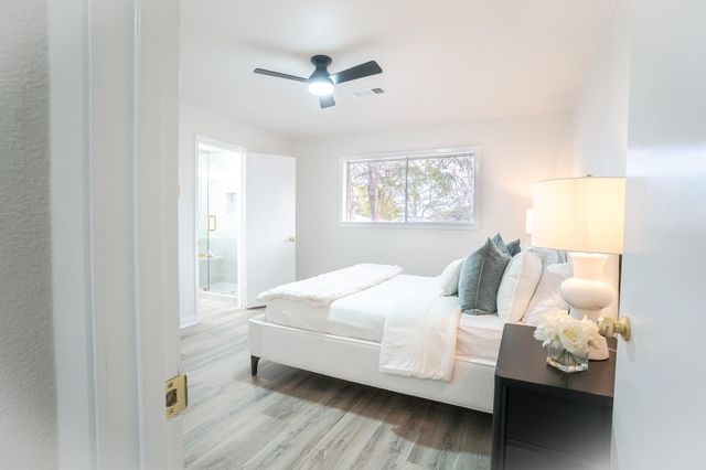 1009 Robinhood, Brenham, TX 77833