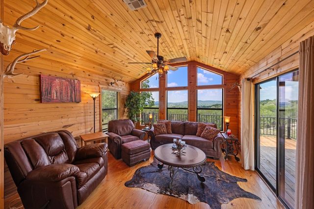 241 Old Hwy No. 9, Comfort, TX 78013
