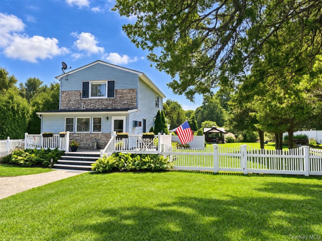 32 Pine Street, Selden, NY 11784 — exterior