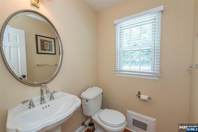 7 Natalie, West Caldwell, NJ 07006