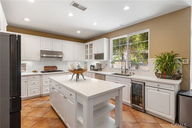 574 Oak Tree Court, Simi Valley, CA 93065