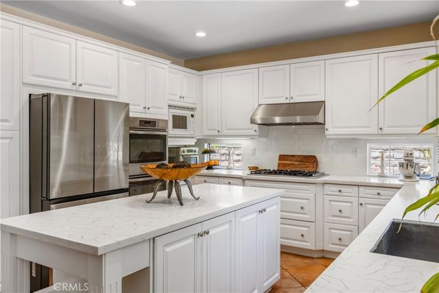 574 Oak Tree Court, Simi Valley, CA 93065