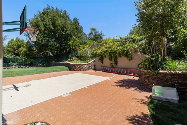 574 Oak Tree Court, Simi Valley, CA 93065