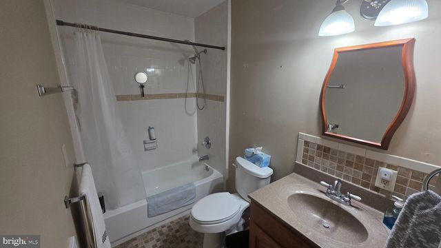 65 VINTON DR, York, PA 17402