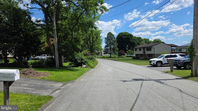 65 VINTON DR, York, PA 17402