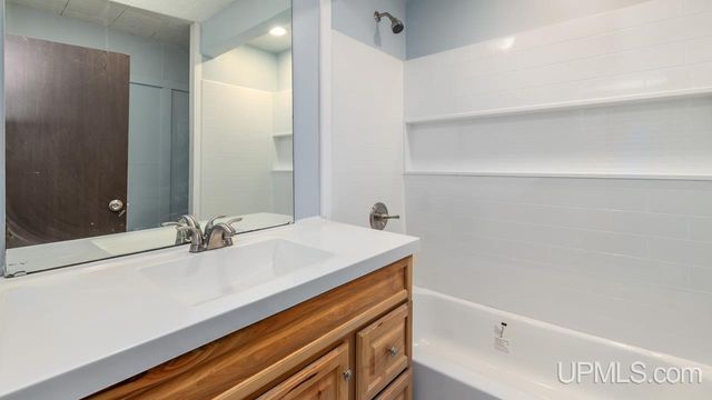 1106 W B St, Iron Mountain, MI 49801