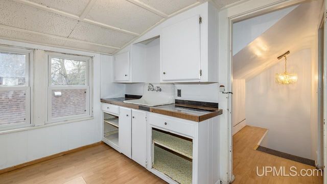 1106 W B St, Iron Mountain, MI 49801