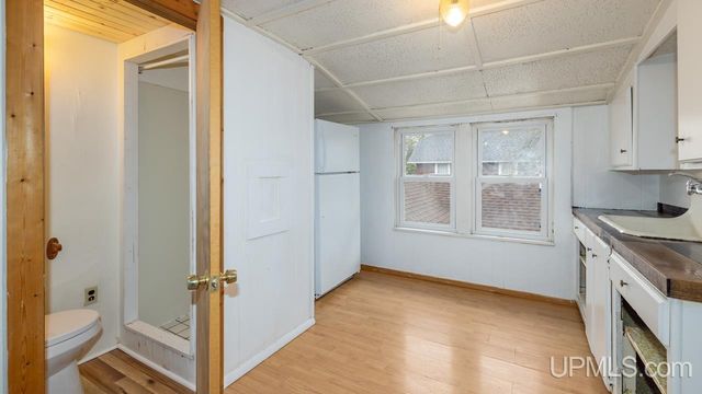 1106 W B St, Iron Mountain, MI 49801
