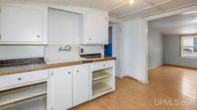 1106 W B St, Iron Mountain, MI 49801