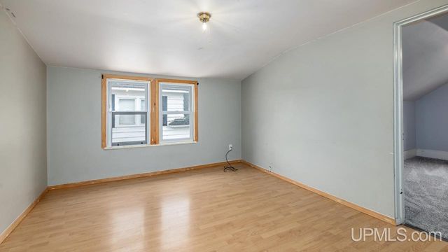 1106 W B St, Iron Mountain, MI 49801