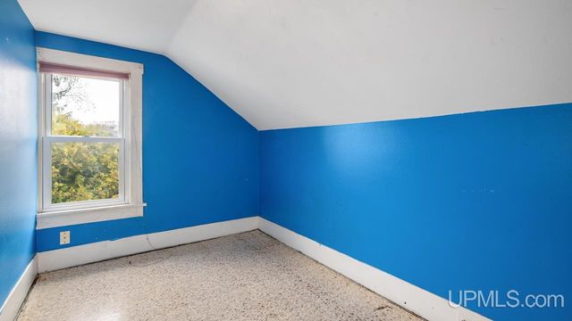 1106 W B St, Iron Mountain, MI 49801