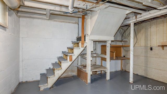 1106 W B St, Iron Mountain, MI 49801