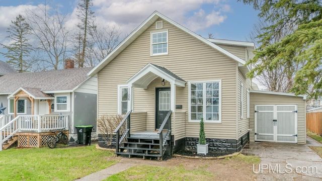 1106 W B St, Iron Mountain, MI 49801
