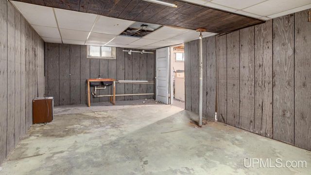 1106 W B St, Iron Mountain, MI 49801