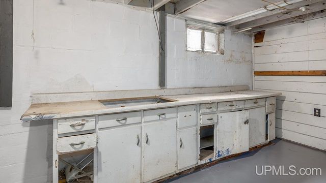 1106 W B St, Iron Mountain, MI 49801