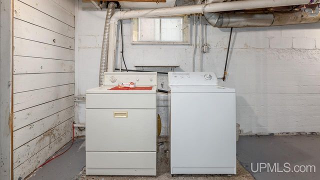 1106 W B St, Iron Mountain, MI 49801