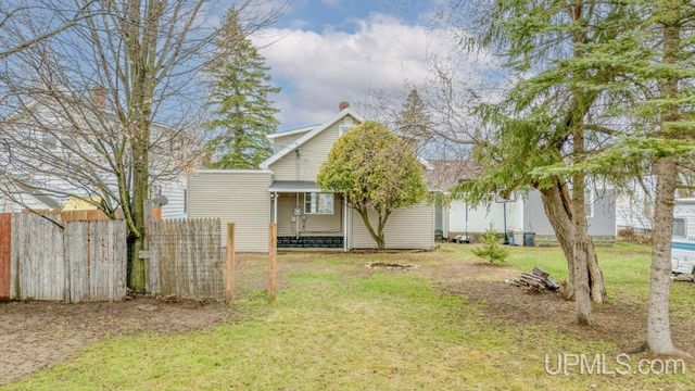 1106 W B St, Iron Mountain, MI 49801