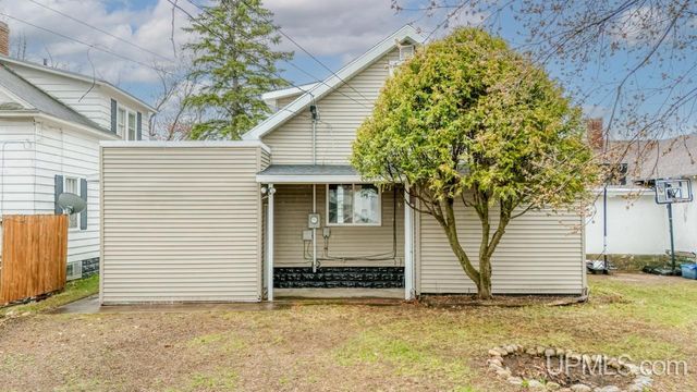 1106 W B St, Iron Mountain, MI 49801