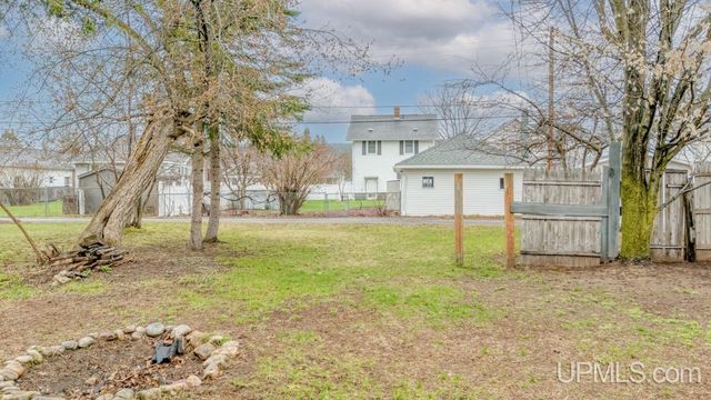 1106 W B St, Iron Mountain, MI 49801