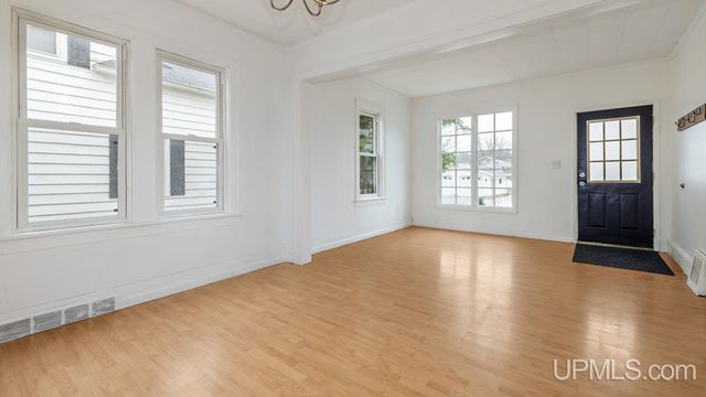 1106 W B St, Iron Mountain, MI 49801