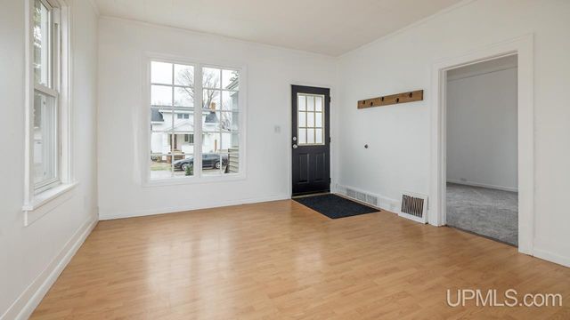 1106 W B St, Iron Mountain, MI 49801