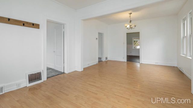 1106 W B St, Iron Mountain, MI 49801