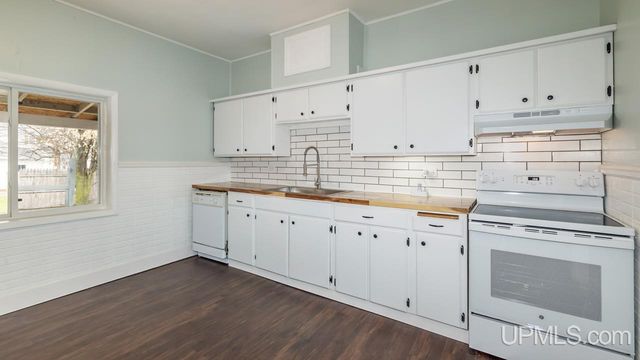 1106 W B St, Iron Mountain, MI 49801