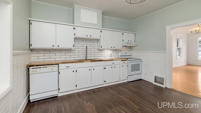 1106 W B St, Iron Mountain, MI 49801