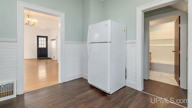 1106 W B St, Iron Mountain, MI 49801